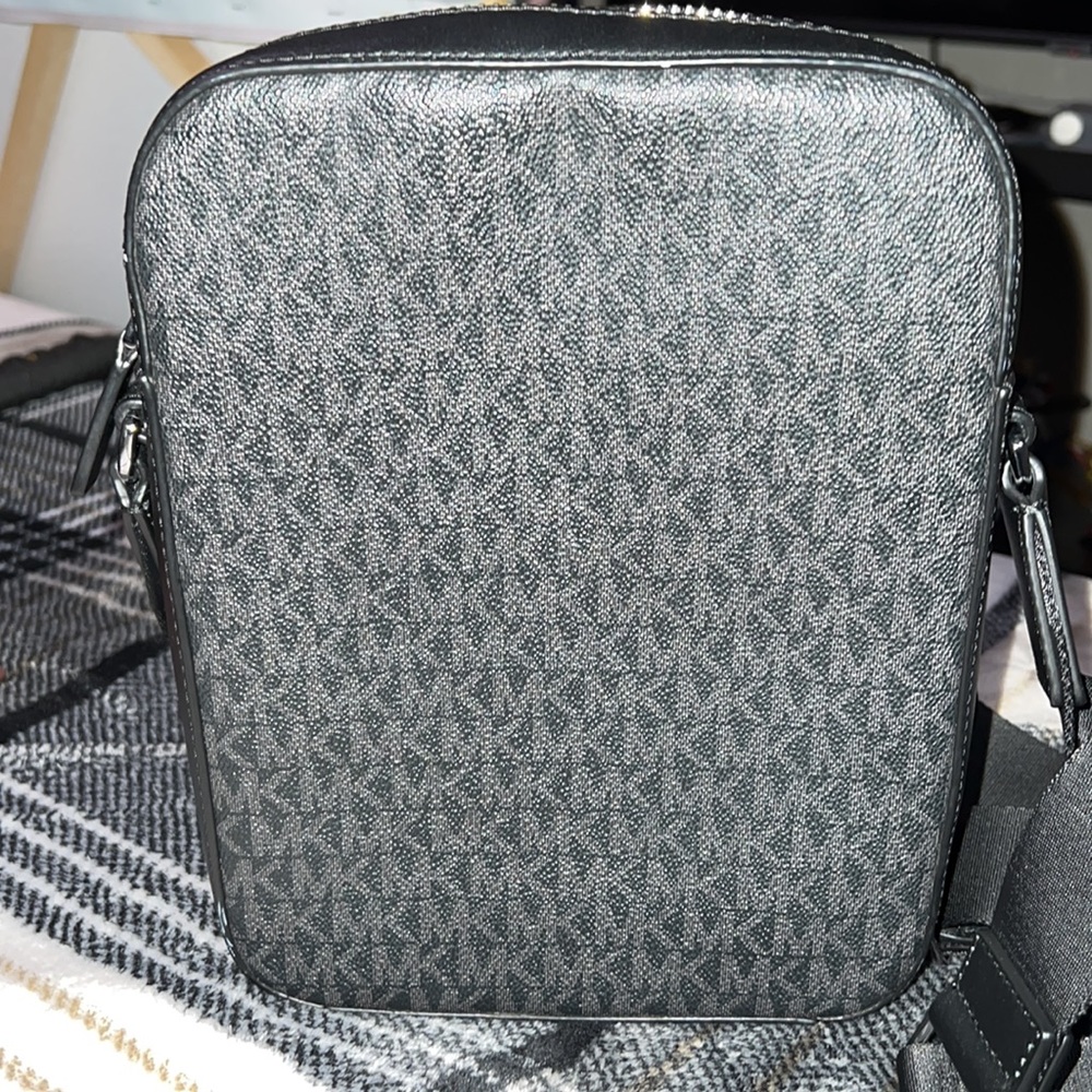 Micheal Kors Men Messenger Bag - Picture 3 of 4